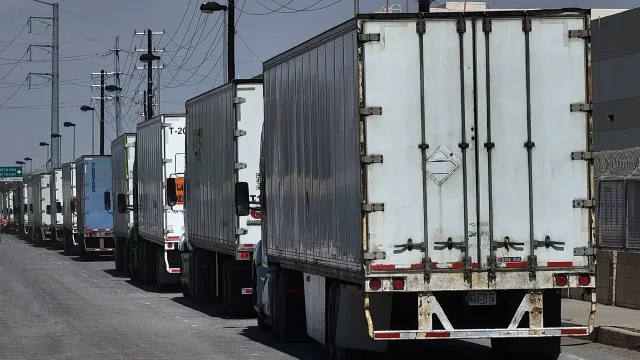 El obstáculo comercial en la frontera: Empresarios de Ciudad Juárez acusan al gobernador de Texas de afectar a más de 5 mil trabajadores