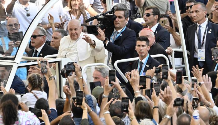 el-papa-francisco-rinde-homenaje-a-las-victimas-de-atentados-terroristas-en-marsella