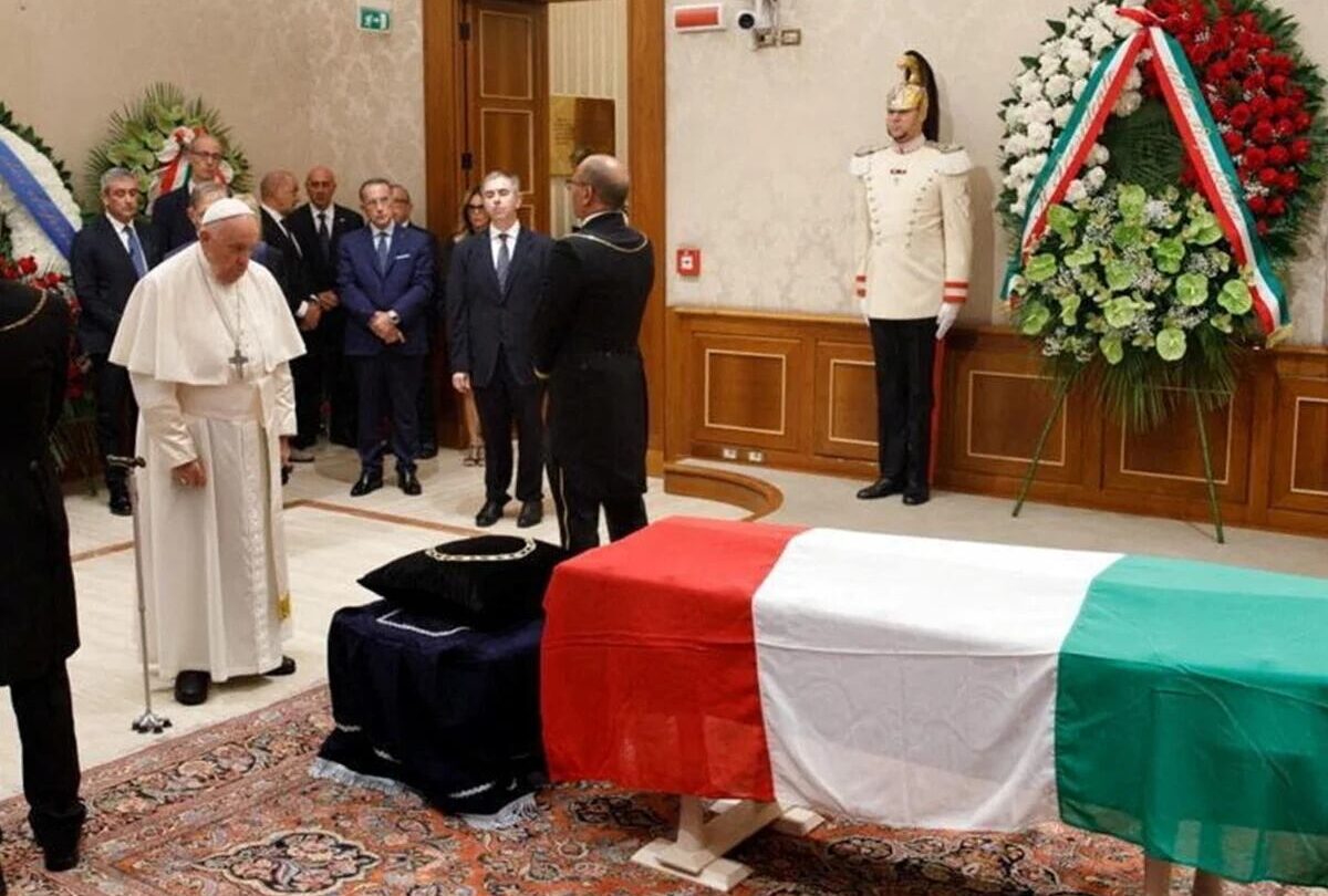 El papa Francisco rinde homenaje al expresidente italiano Giorgio Napolitano en su capilla ardiente |