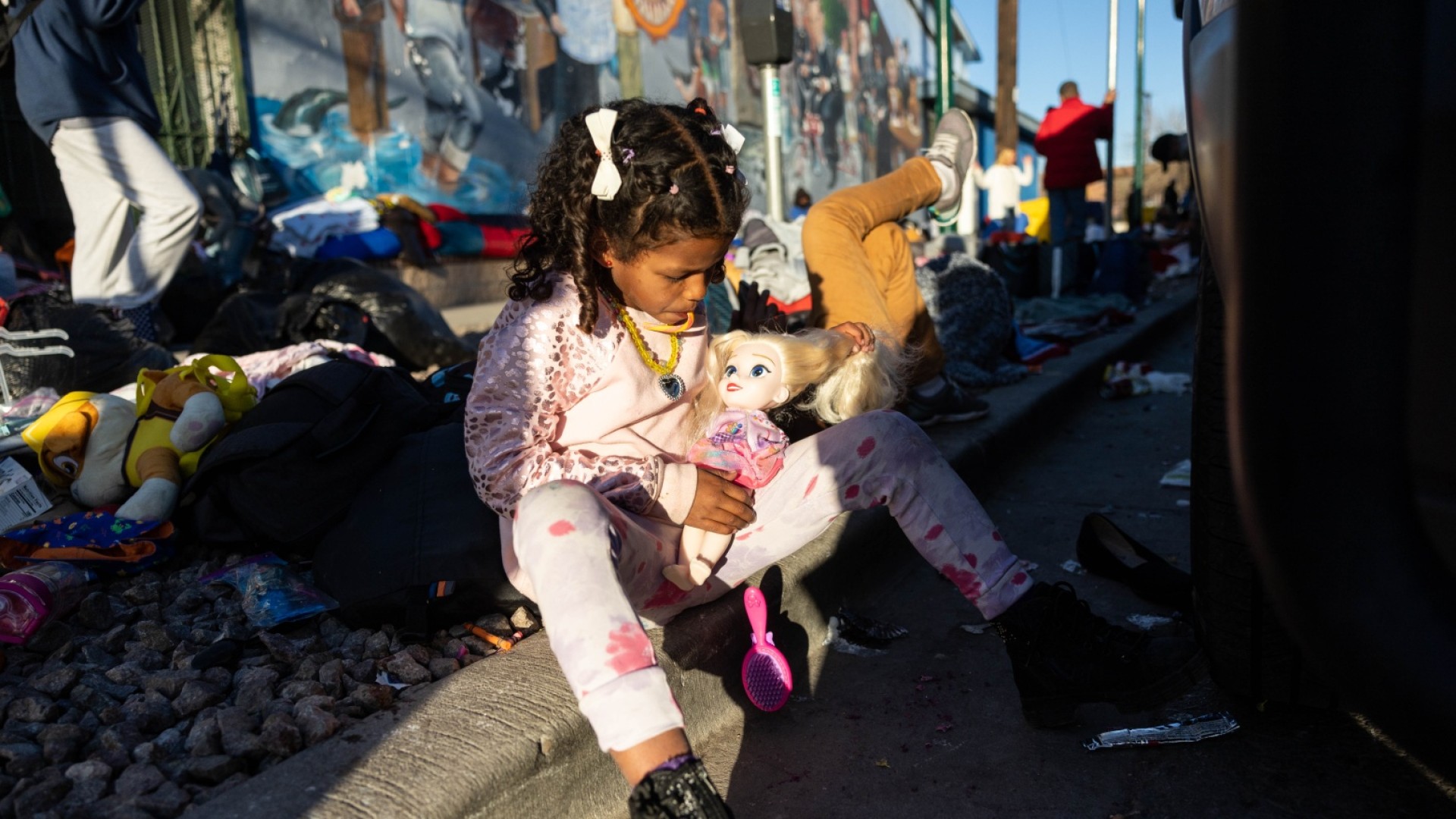 El Paso extiende medidas de emergencia para atender a migrantes en la frontera