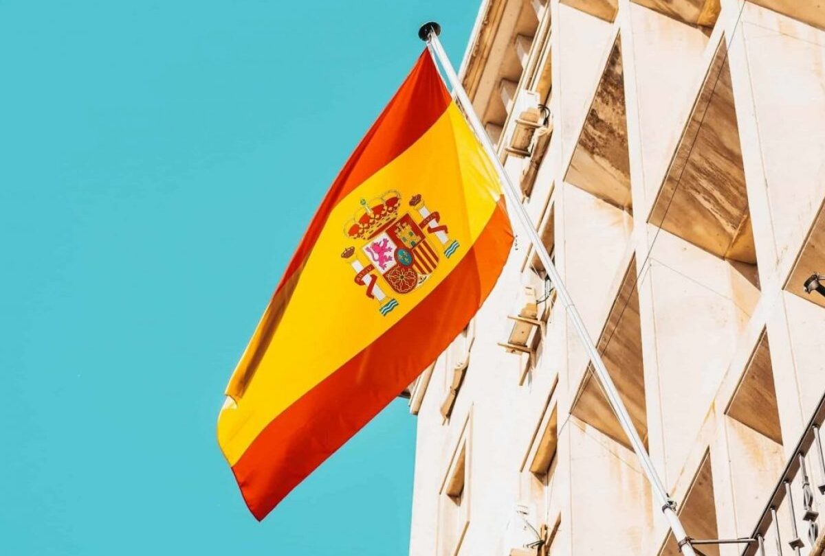 El regulador financiero de España dio autorización a los fondos para invertir en criptomonedas |