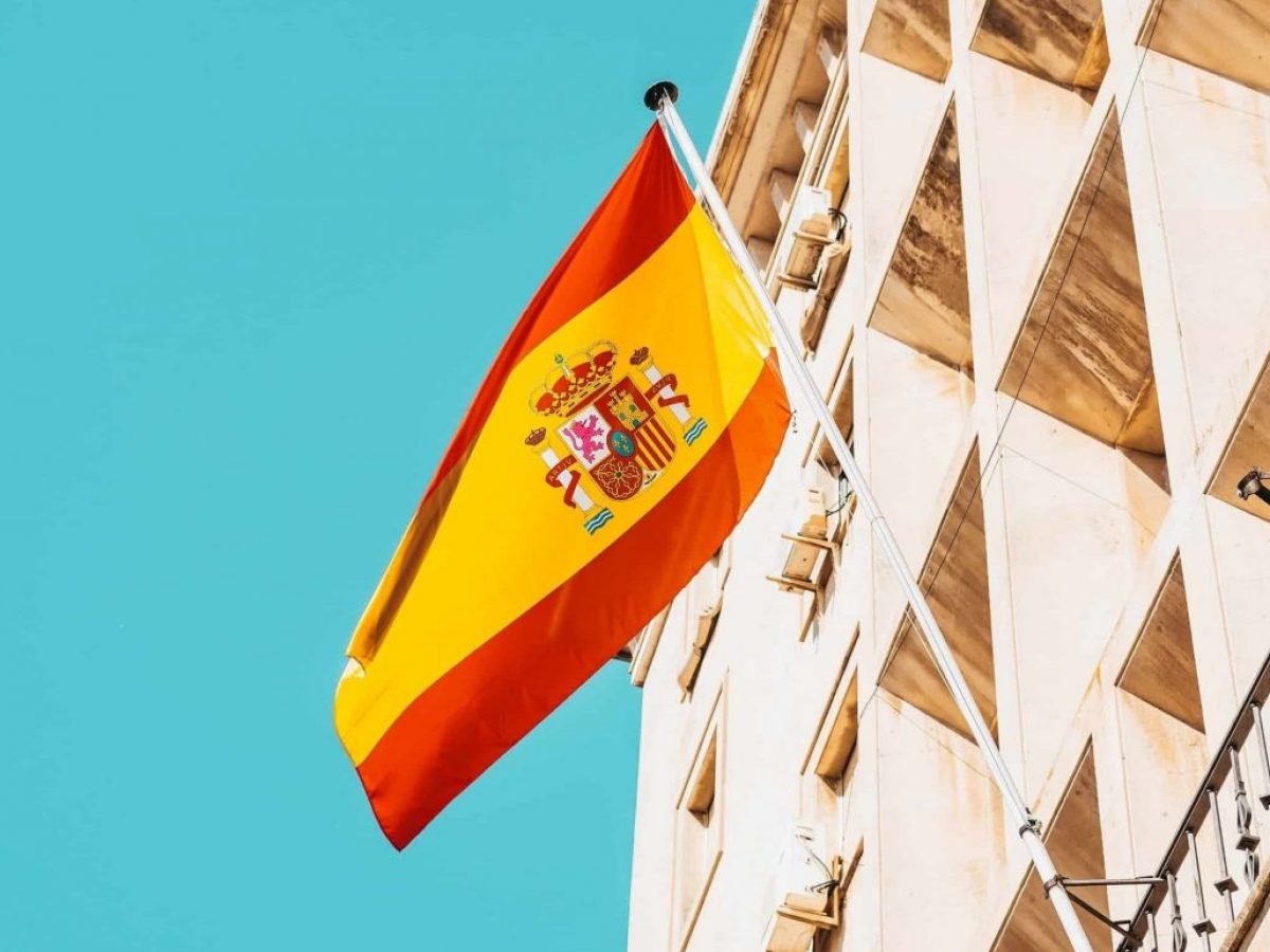 El regulador financiero de España dio autorización a los fondos para invertir en criptomonedas