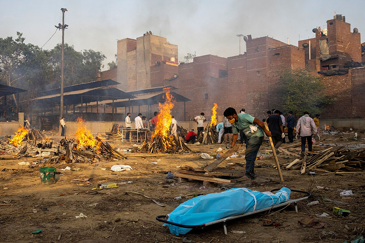 En la India, incineran cuerpos de víctimas de COVID-19 en estacionamientos