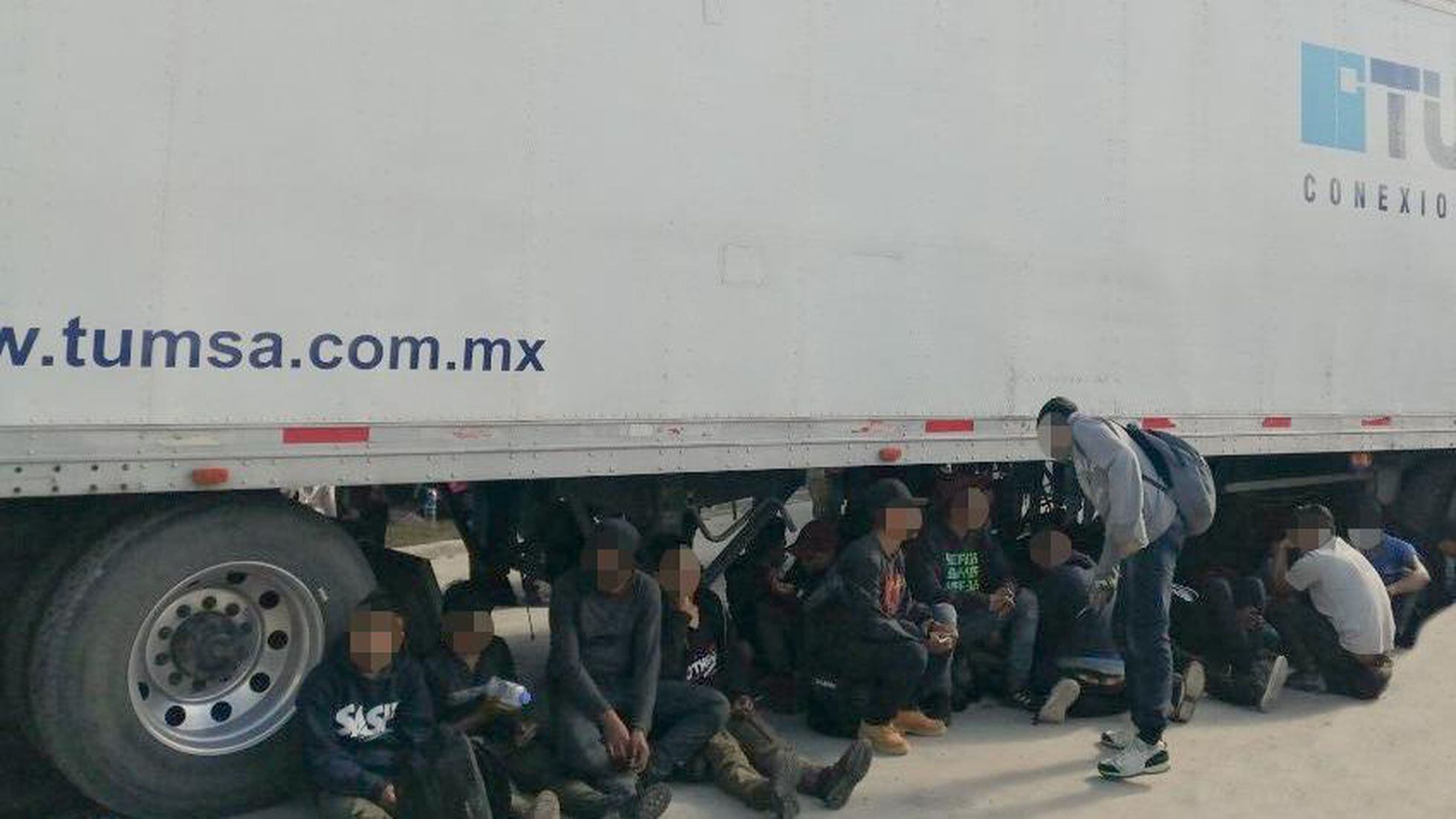 Encuentran a 233 migrantes centroamericanos en un tráiler abandonado