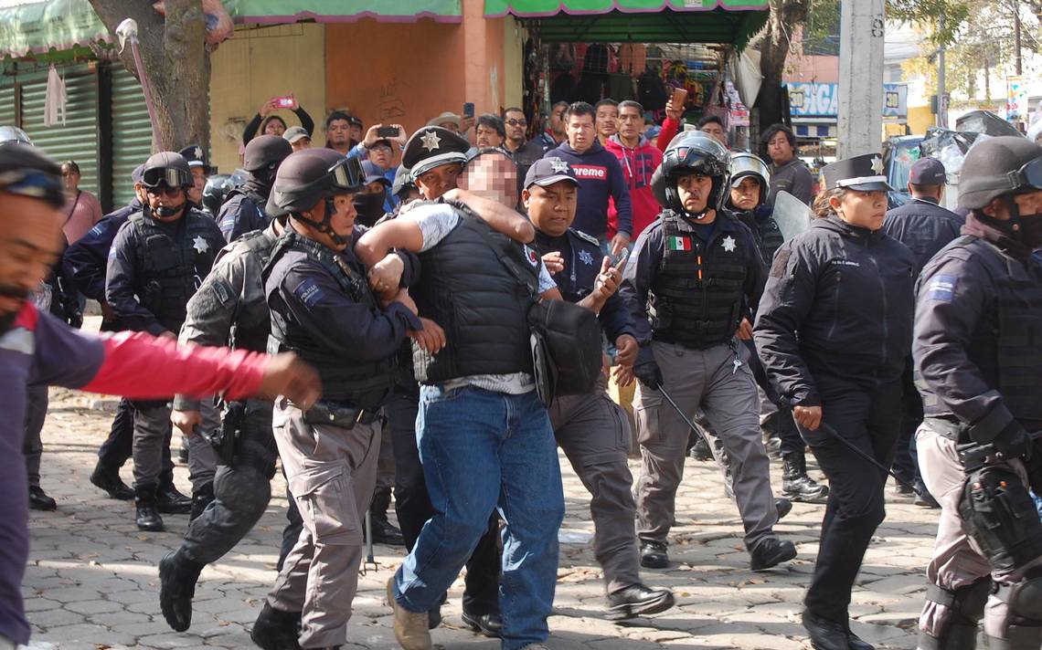 Enfrentamiento entre policías y ambulantes de Toluca