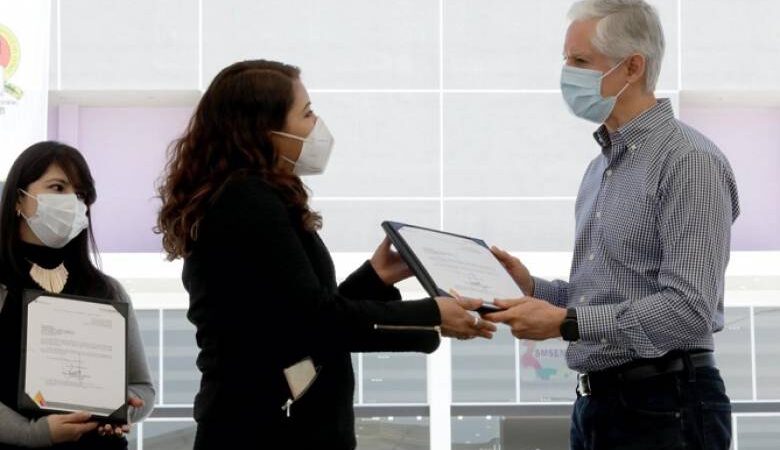 Entrega ADMM constancias de base a casi 20 mil maestros