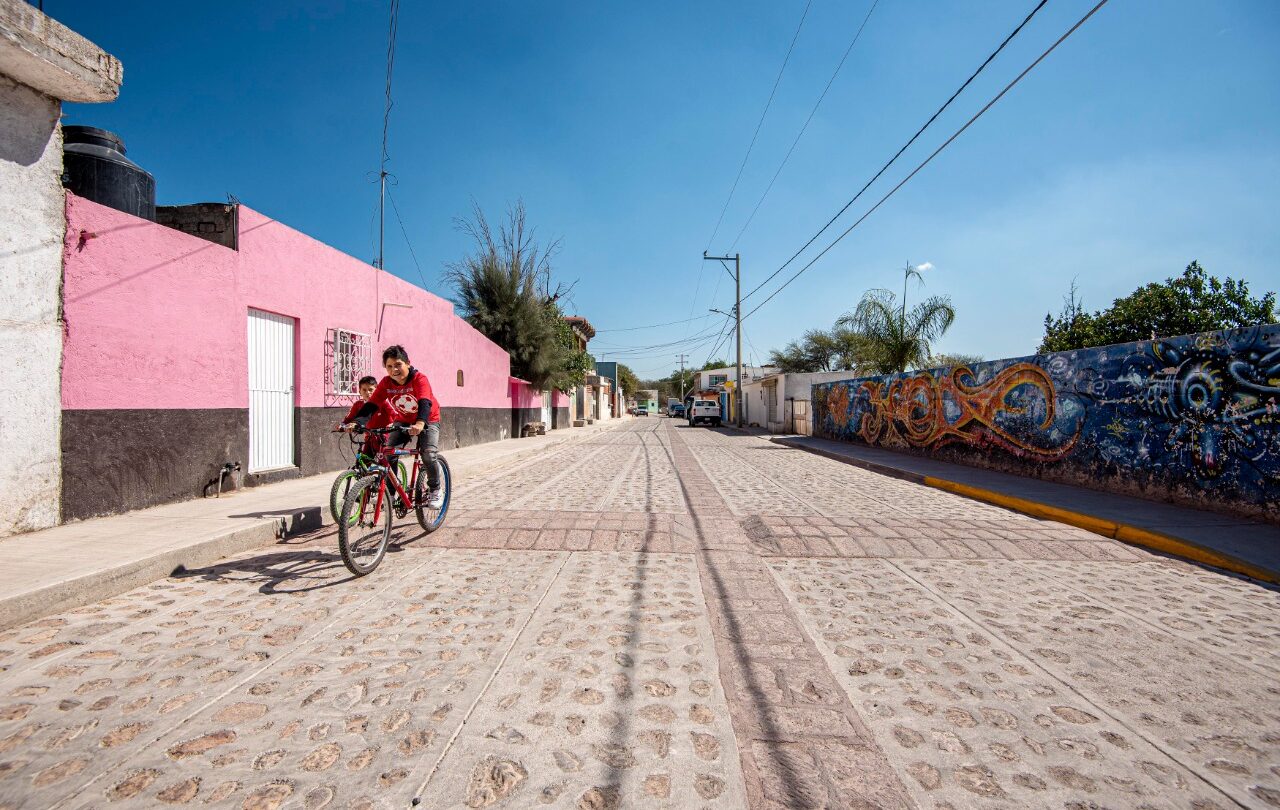 Entregan paquete de urbanización en San José Navajas |