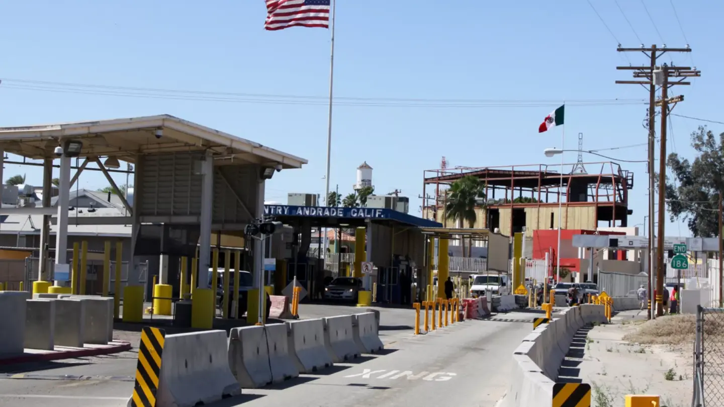 EU cierra la frontera con México un mes más |