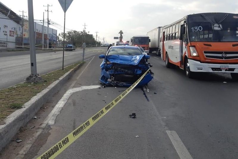 Fuerte choque en carriles centrales de Av. 5 de Febrero