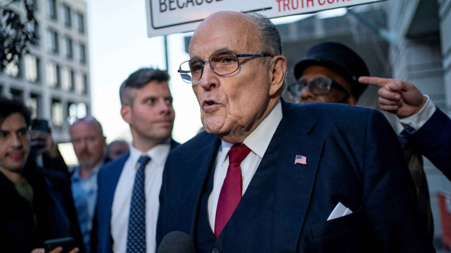 Giuliani condenado a pagar 148 millones de dólares por difamación contra trabajadoras electorales de Georgia |