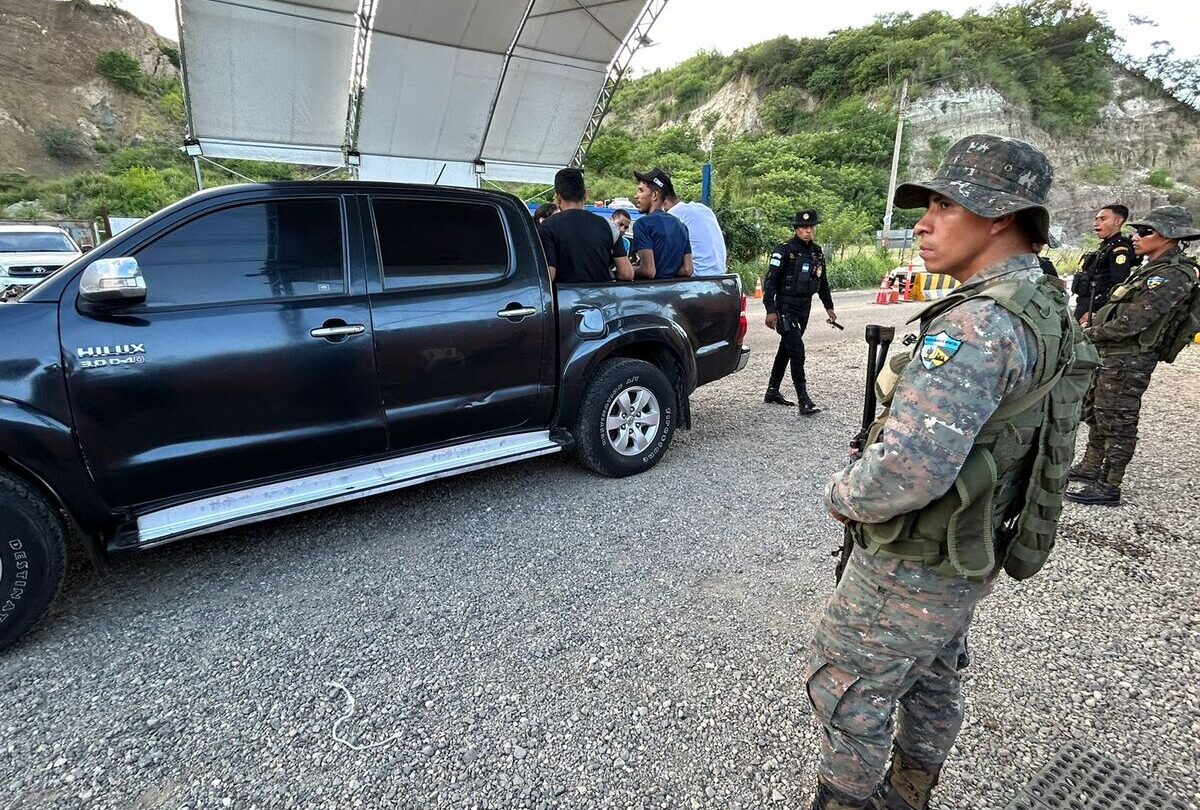Guatemala refuerza su frontera con Chiapas ante la incursión de cárteles Despliegue militar y amenazas en comunidades fronterizas |