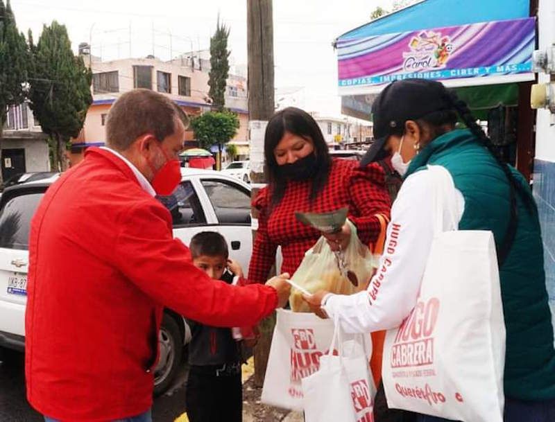 Hugo Cabrera recorre colonia Indeco de San Juan del Río