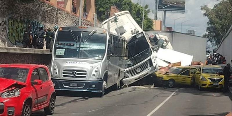 Impresionante accidente al quedarse sin frenos en la México Querétaro