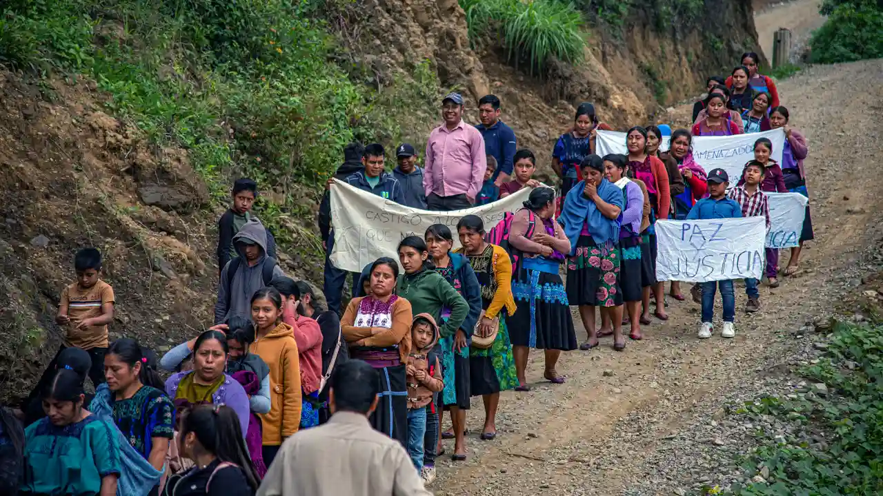 Indígenas desplazados por la violencia en la frontera sur de México exigen justicia y la aparición de personas desaparecidas