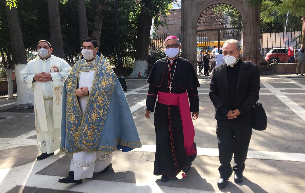 Invita Iglesia a candidatos |