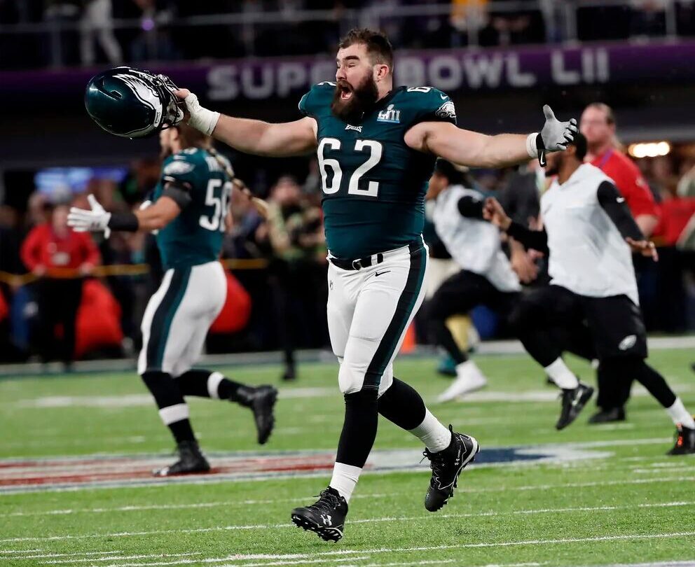 Kelce retrasa su retirada y vuelve a firmar con los Eagles |