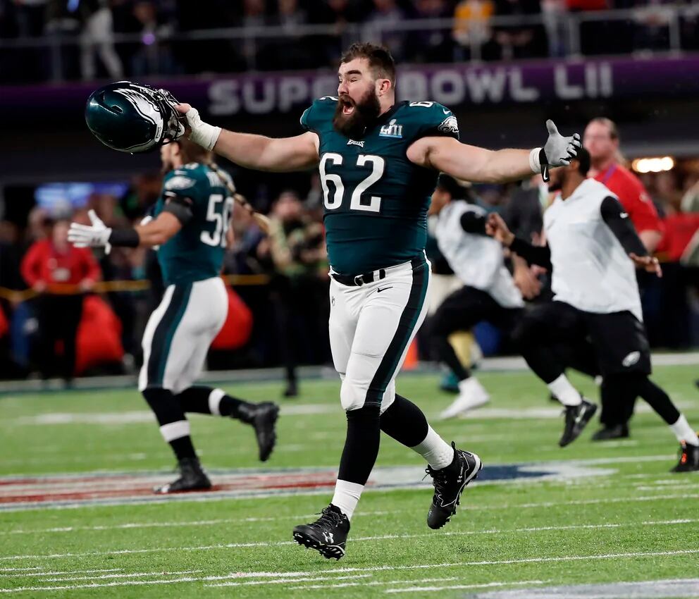 Kelce retrasa su retirada y vuelve a firmar con los Eagles