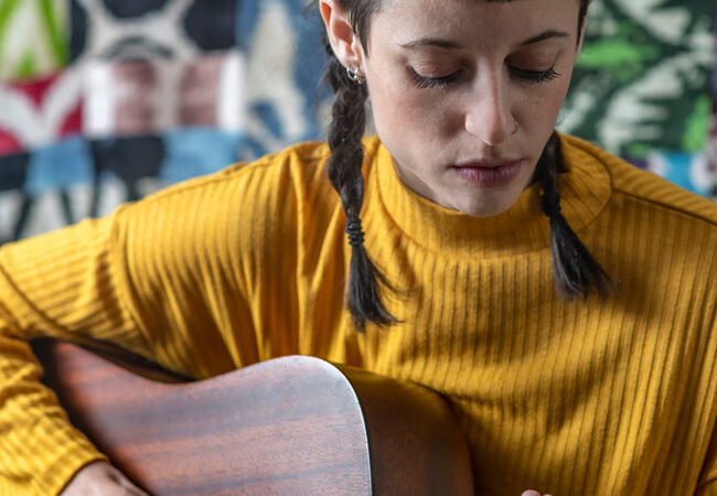 La cantante Travis Birds se sumerge en las profundidades
