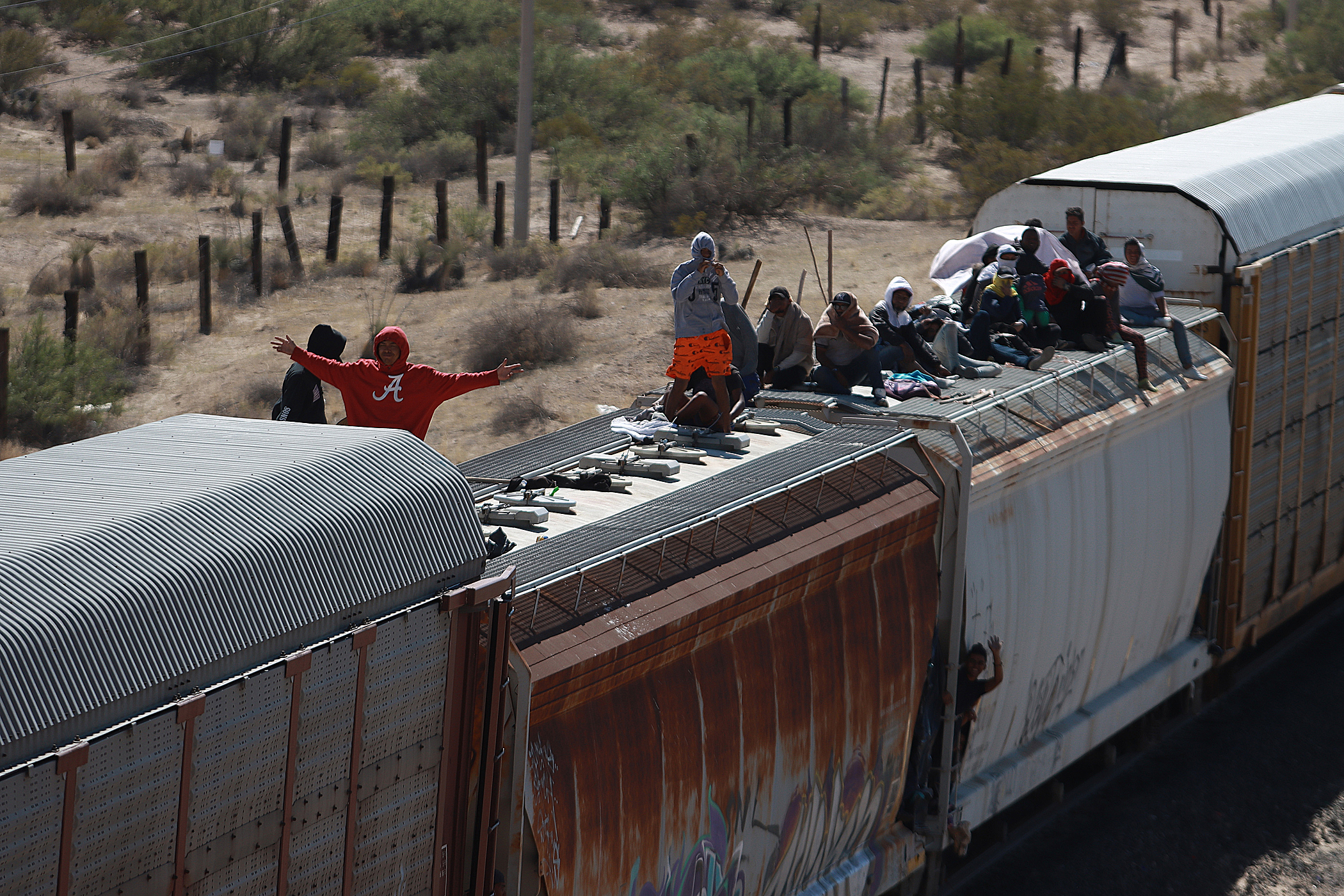 La travesía continua: migrantes desafían los operativos en los trenes de México para llegar a EE.UU.