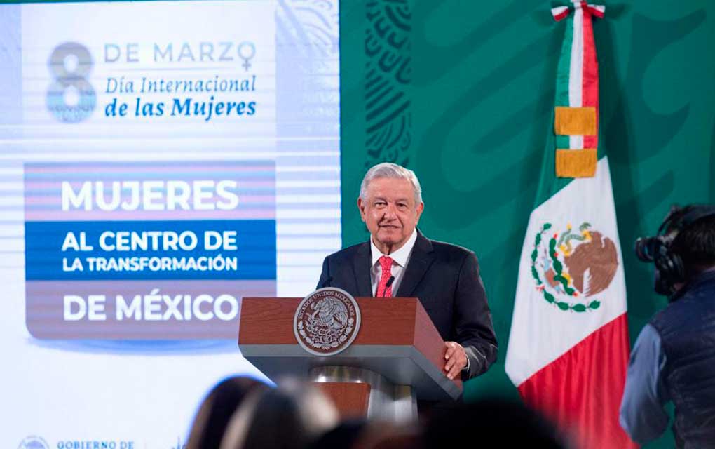 Llama AMLO a protestar sin violencia; No a bombas, martillos, incendiar