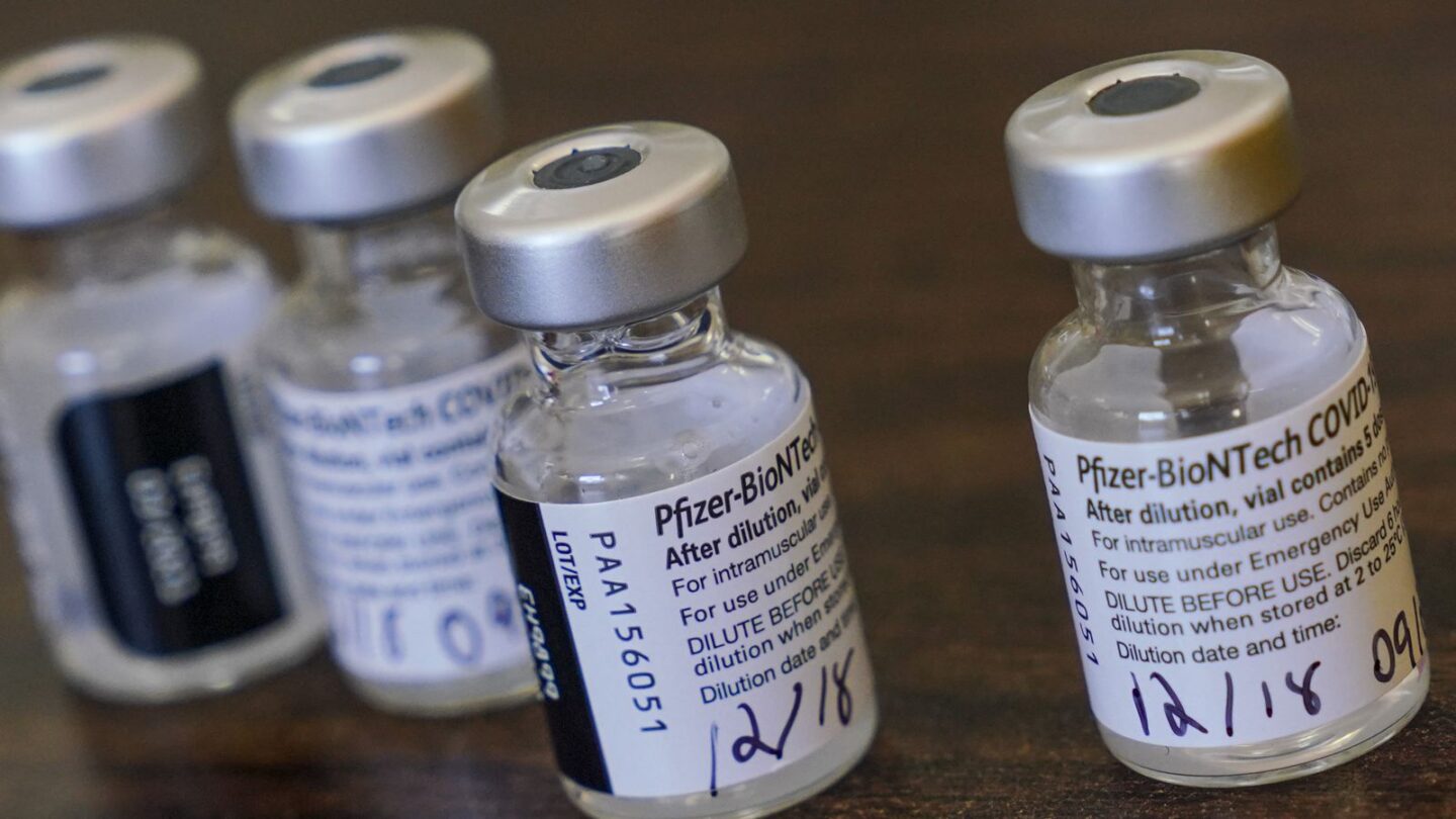 López Gatell recomienda vacunas Pfizer AstraZeneca y Sputnik V para adultos mayores |