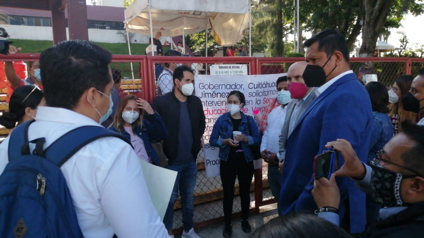 Maestros realizan plantón para la asignación de plazas |