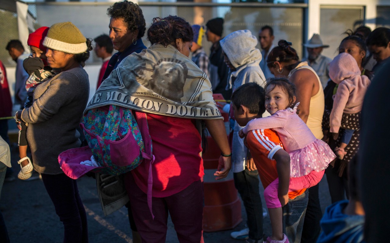 Maltratados y amontonados, así los migrantes en los centros de detención en México
