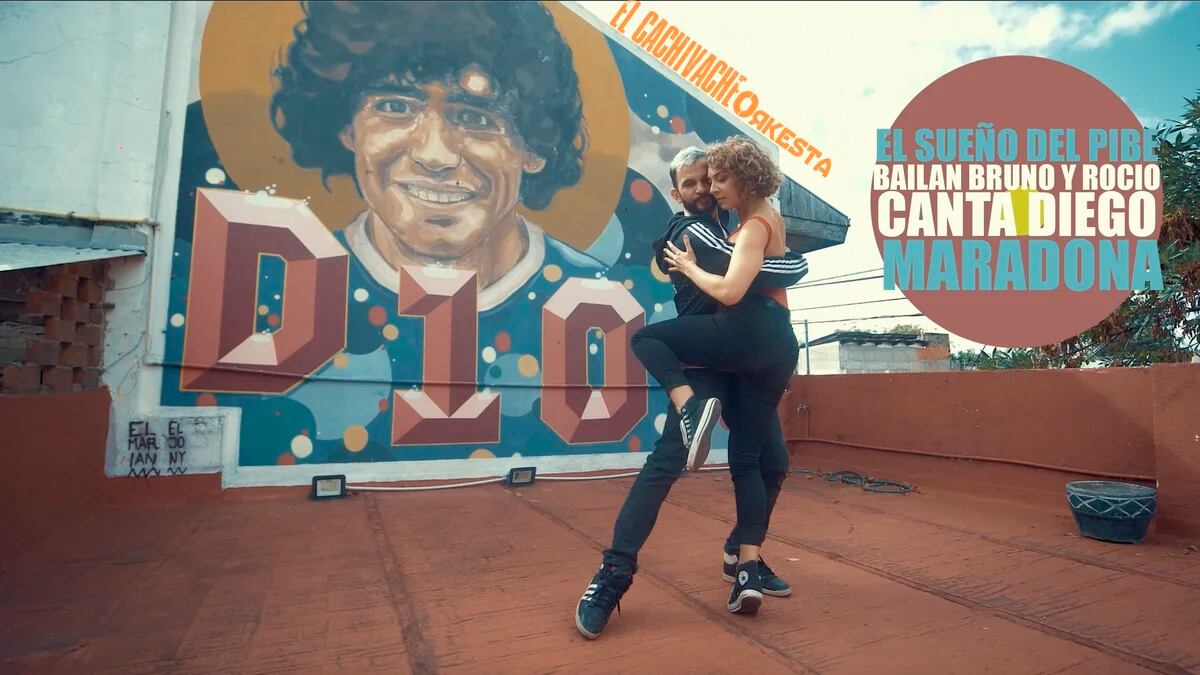 Maradona se viste de estrella del tango en un emotivo homenaje a su figura