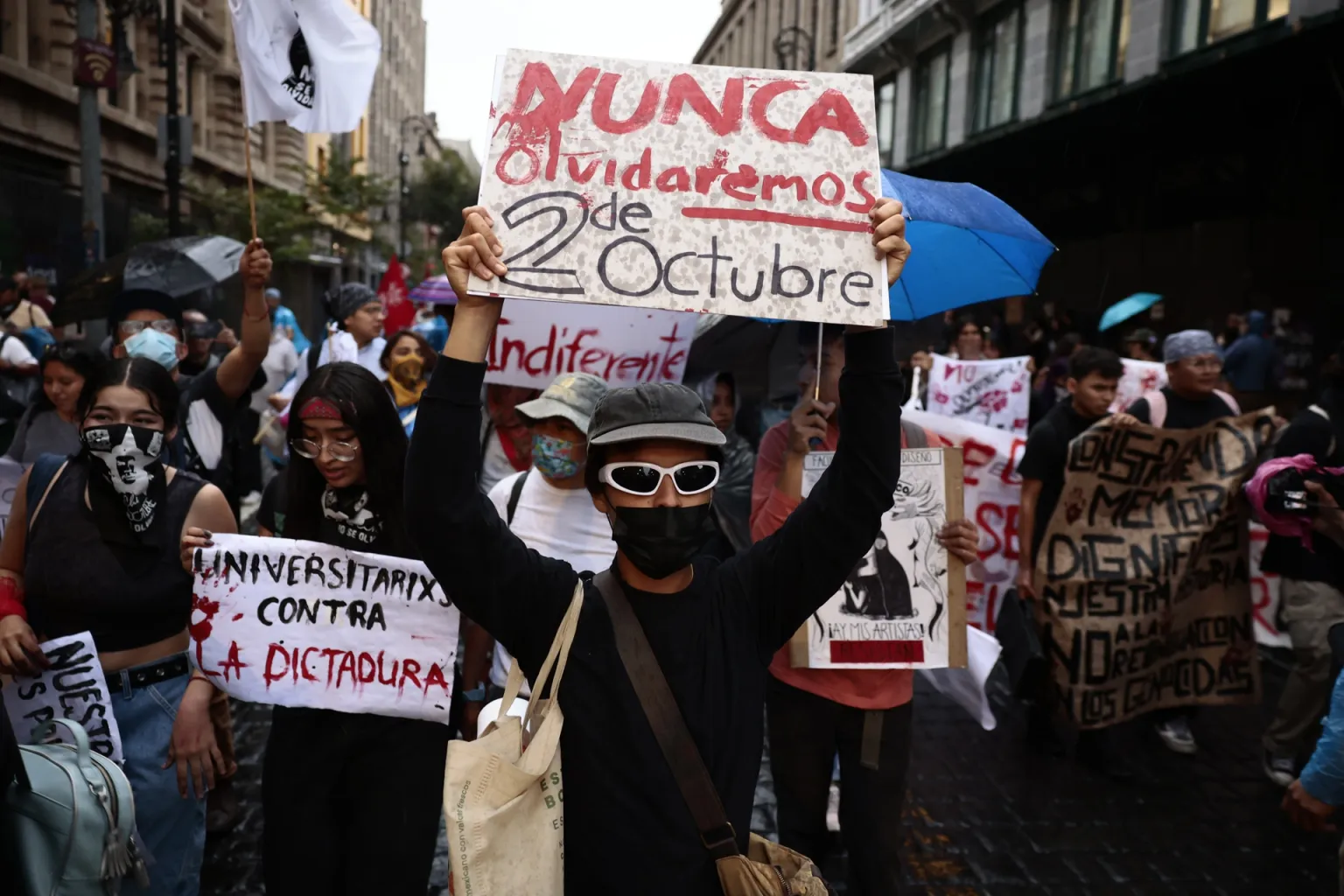 Marcha en la Ciudad de México conmemora 55 años de la masacre de Tlatelolco y denuncia la militarización en el país