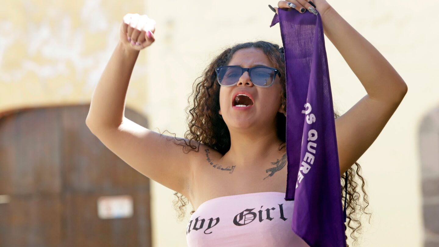 Mexicana pide justicia por mujeres desaparecidas a ritmo de rap |