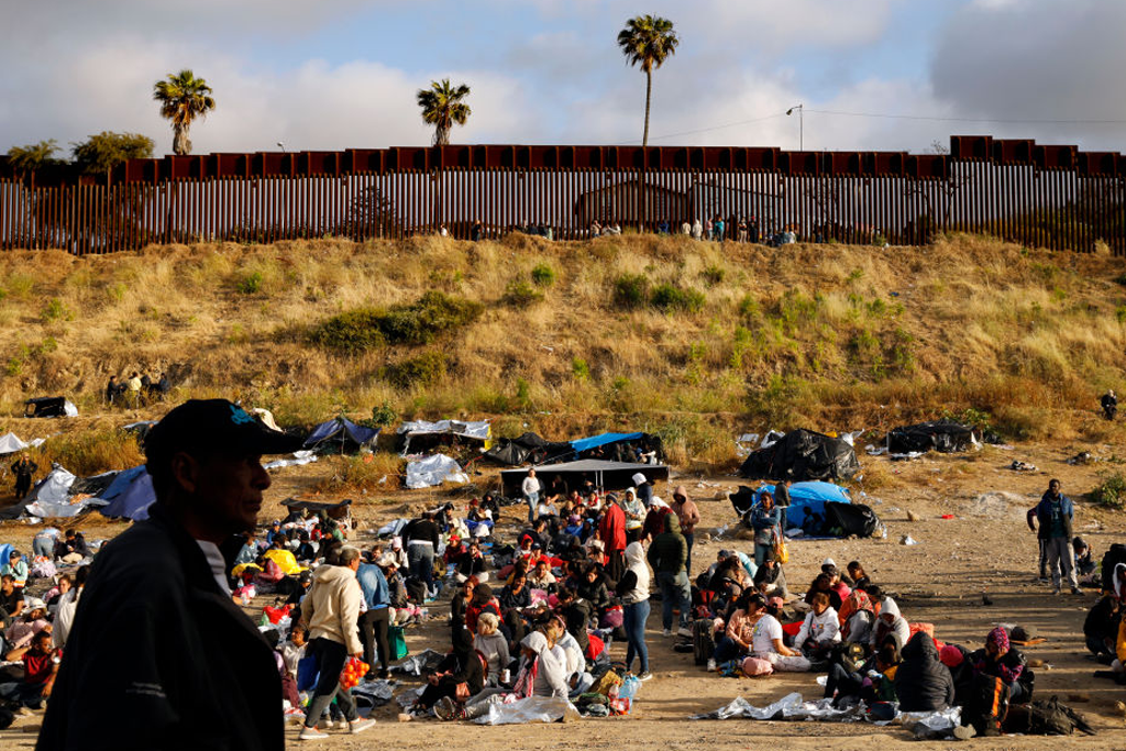 Migrantes desalojados en la frontera de San Diego enfrentan condiciones extremas en campamento cerca del desierto de California