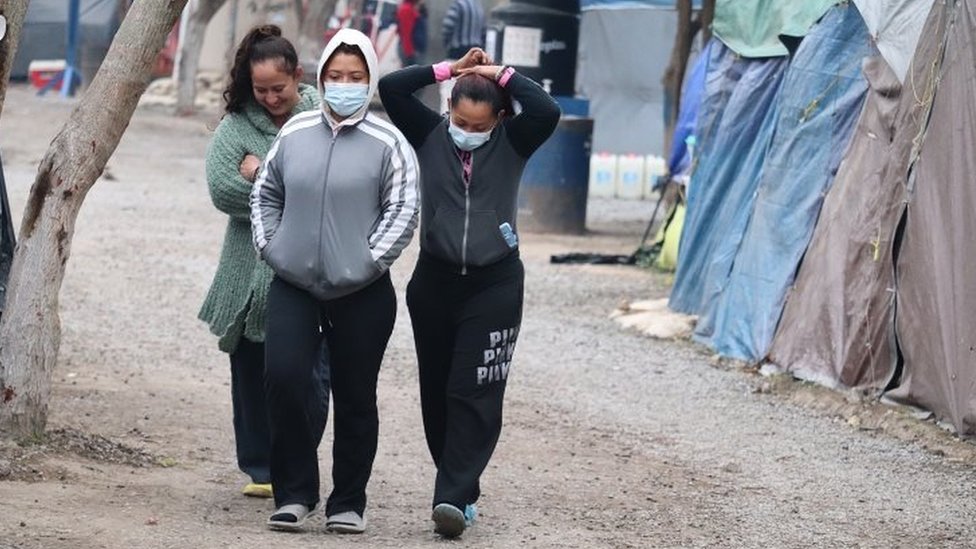 Migrantes se hacen la prueba Covid-19 para buscar asilo en USA