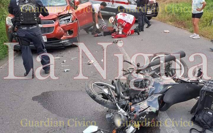 Motociclista choca contra tractor en la carretera 200