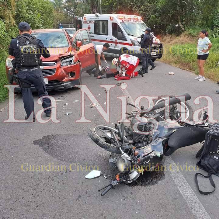 Motociclista choca contra tractor en la carretera 200