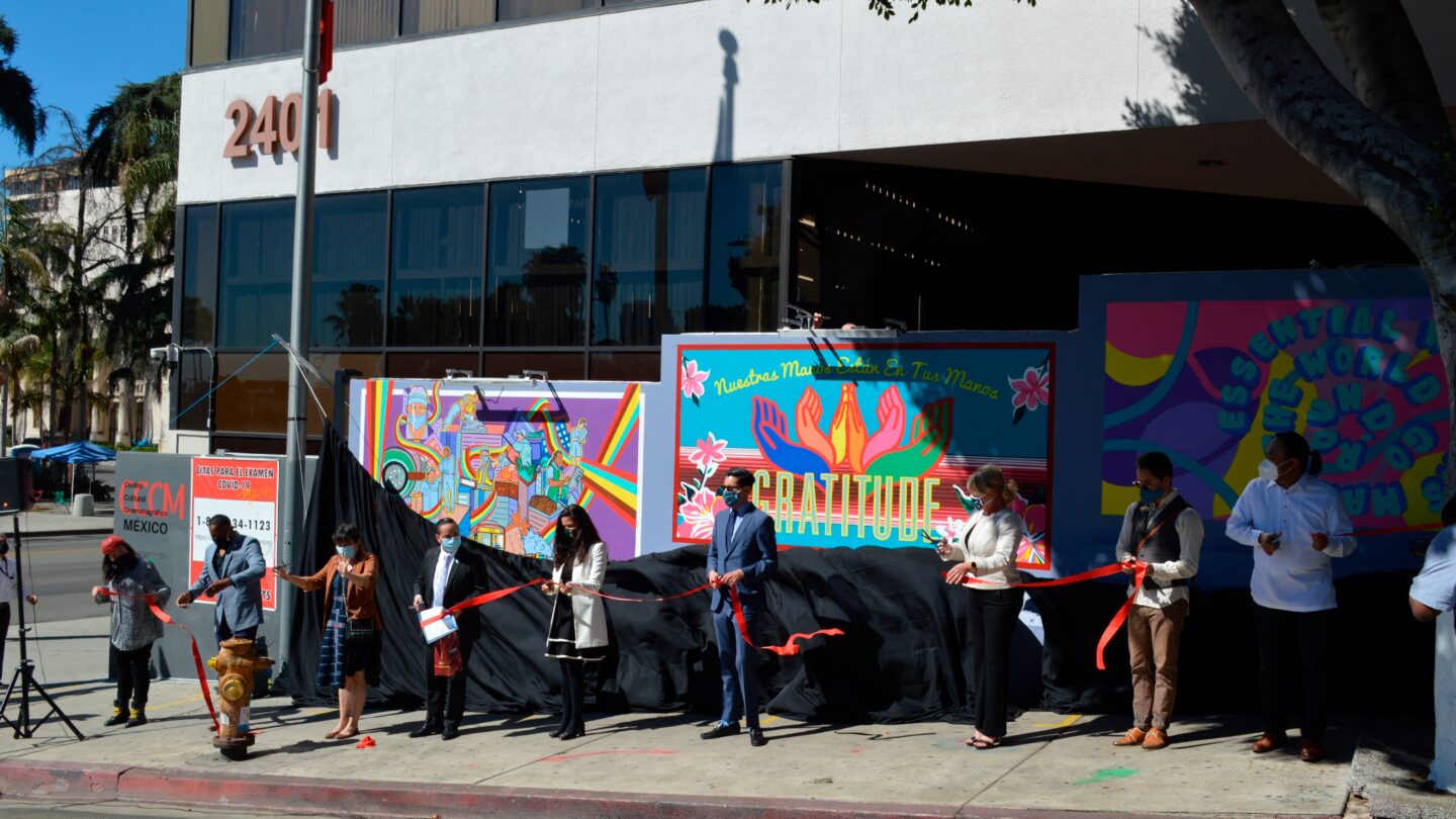 Mural en consulado de México en Los Ángeles honra a trabajadores esenciales |