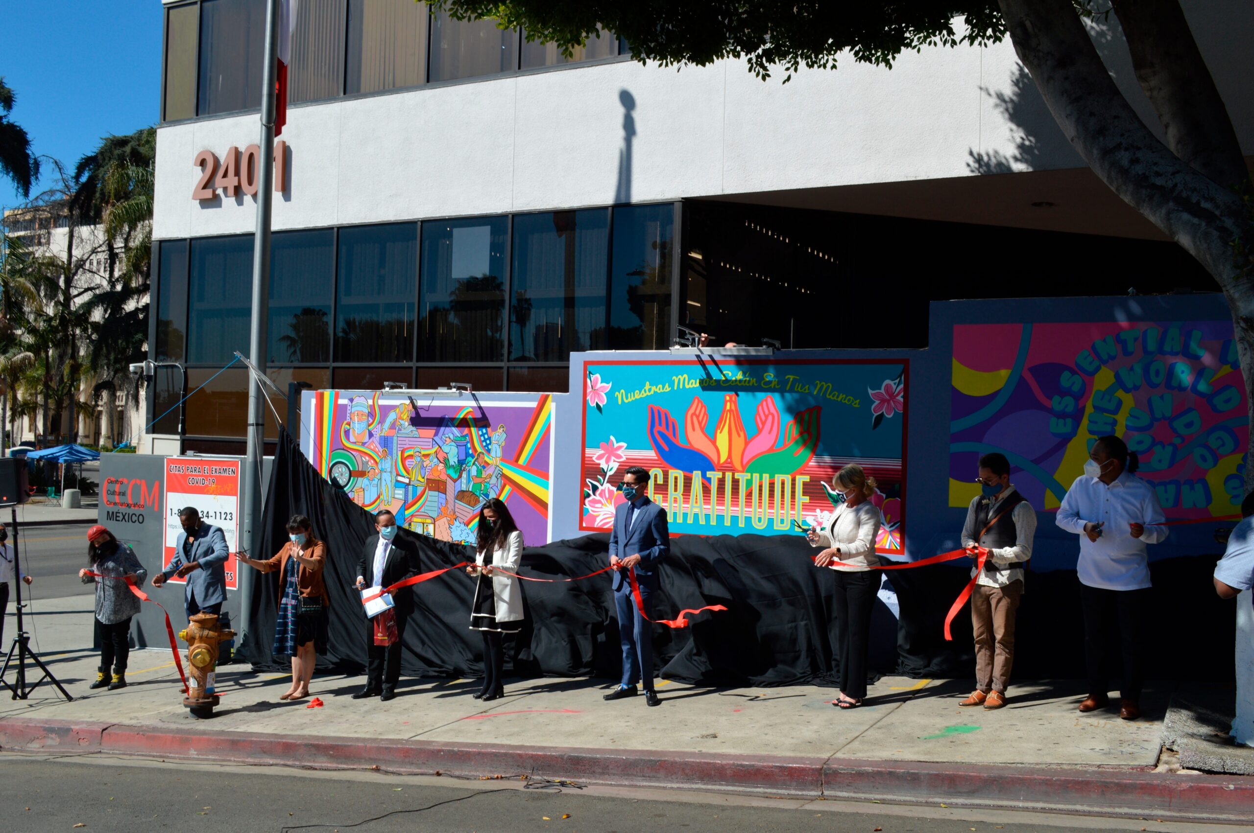 Mural en consulado de México en Los Ángeles honra a trabajadores esenciales