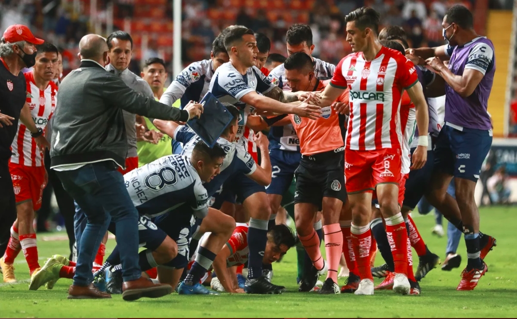 Necaxa vs Pachuca acaba con brutal pelea campal