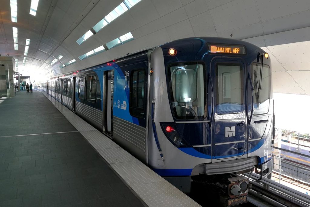 Nuevo asalto a una persona hispana en el metro elevado del centro de Miami