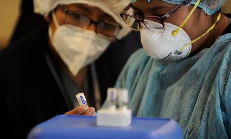 OMS confirma que por tercera semana consecutiva bajan nuevos casos de COVID-19