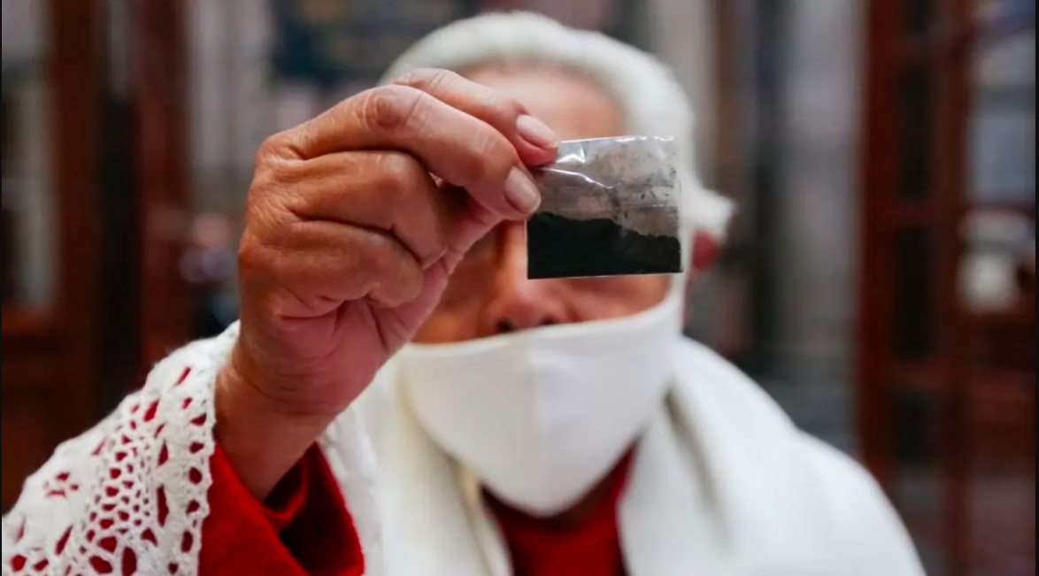 ¡PÁSELE, PÁSELE! Darán a feligreses bolsita con ceniza para el “Miércoles de Ceniza”