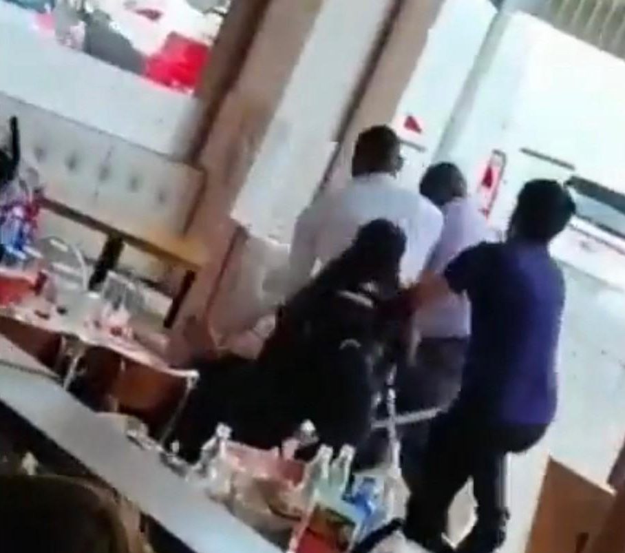 Pelea entre vándalos deja daños en restaurante