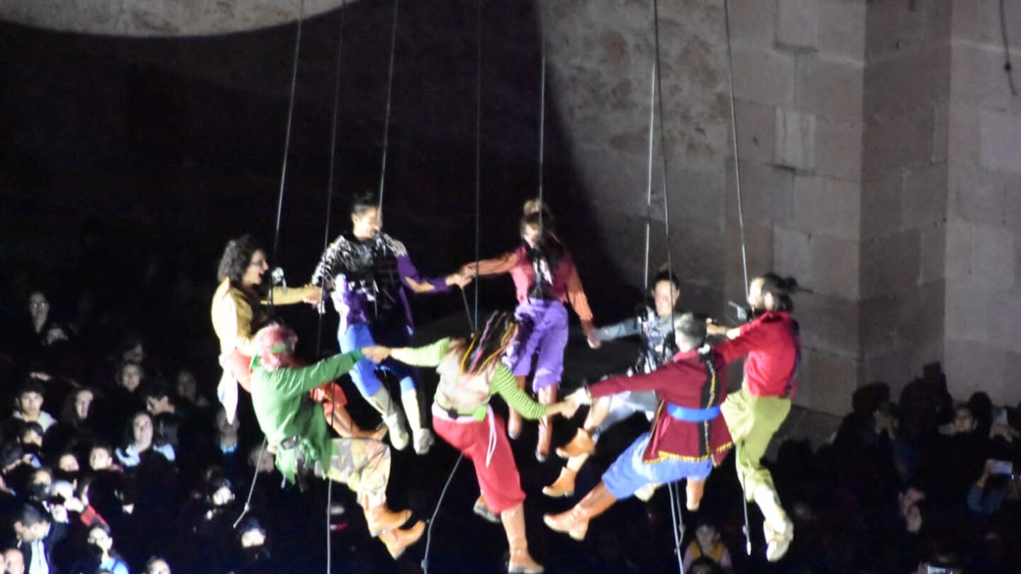 Peter Pan vuela de nuevo espectáculo aéreo inaugura el Festival Internacional de Teatro de Calle 2023 |