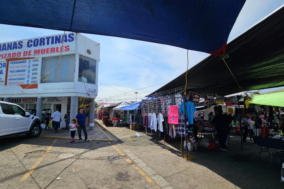 Plaza de las Américas acoge a los tianguistas de La Cruz durante la construcción del estacionamiento