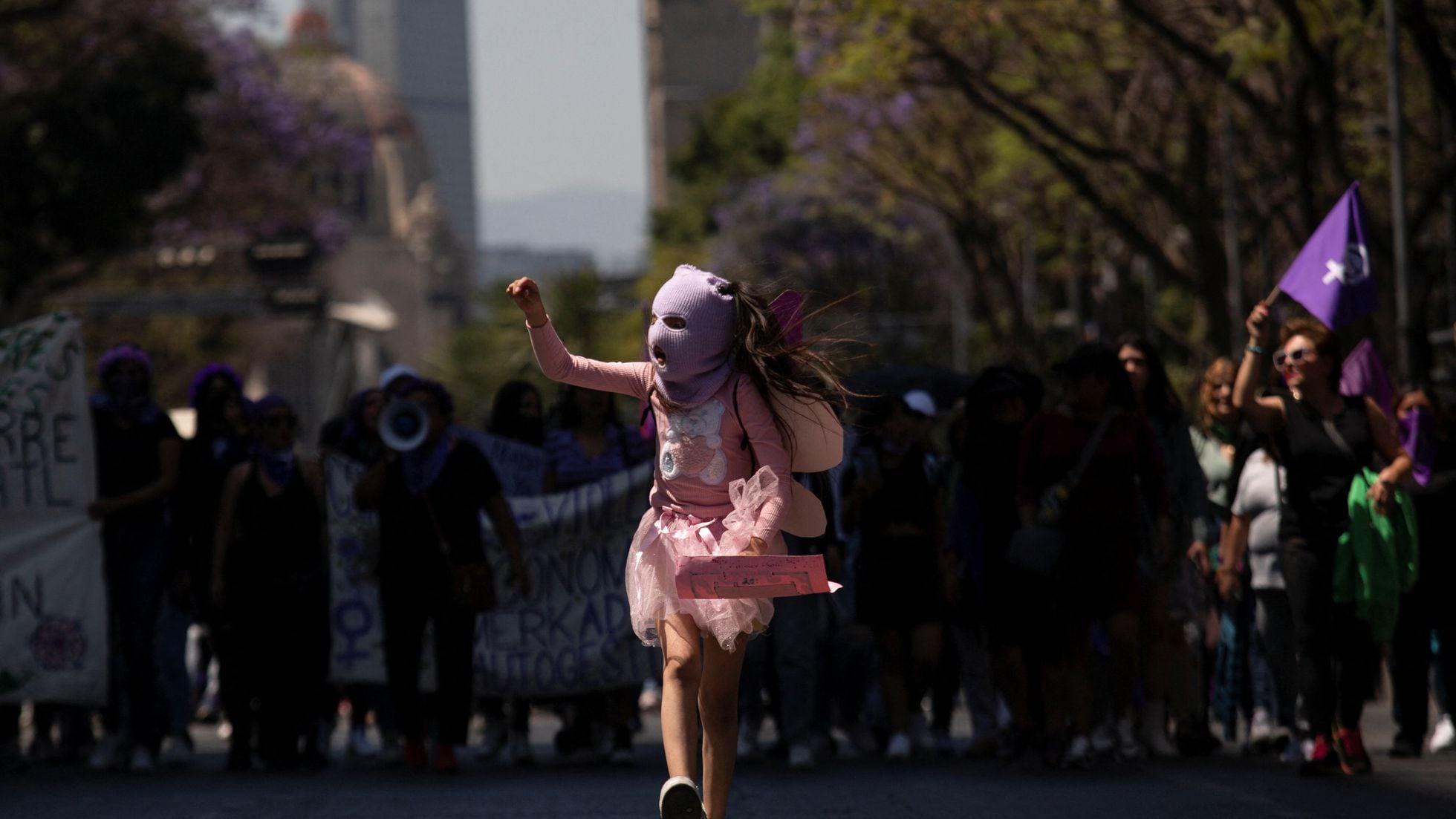 Protesta feminista en Oaxaca se desarrolla entre consignas y vandalismo