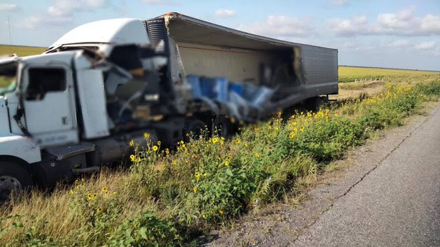 Rescatan a perros en accidente automovilistico y atienden volcadura de tráiler