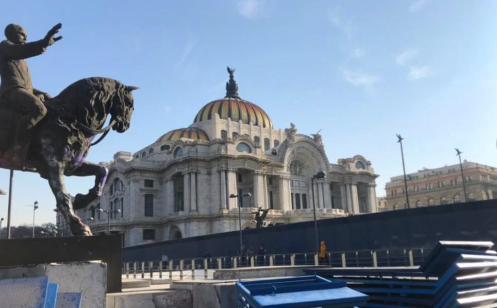 Resguardan con vallas metálicas monumentos del centro histórico por marcha del 8 de marzo