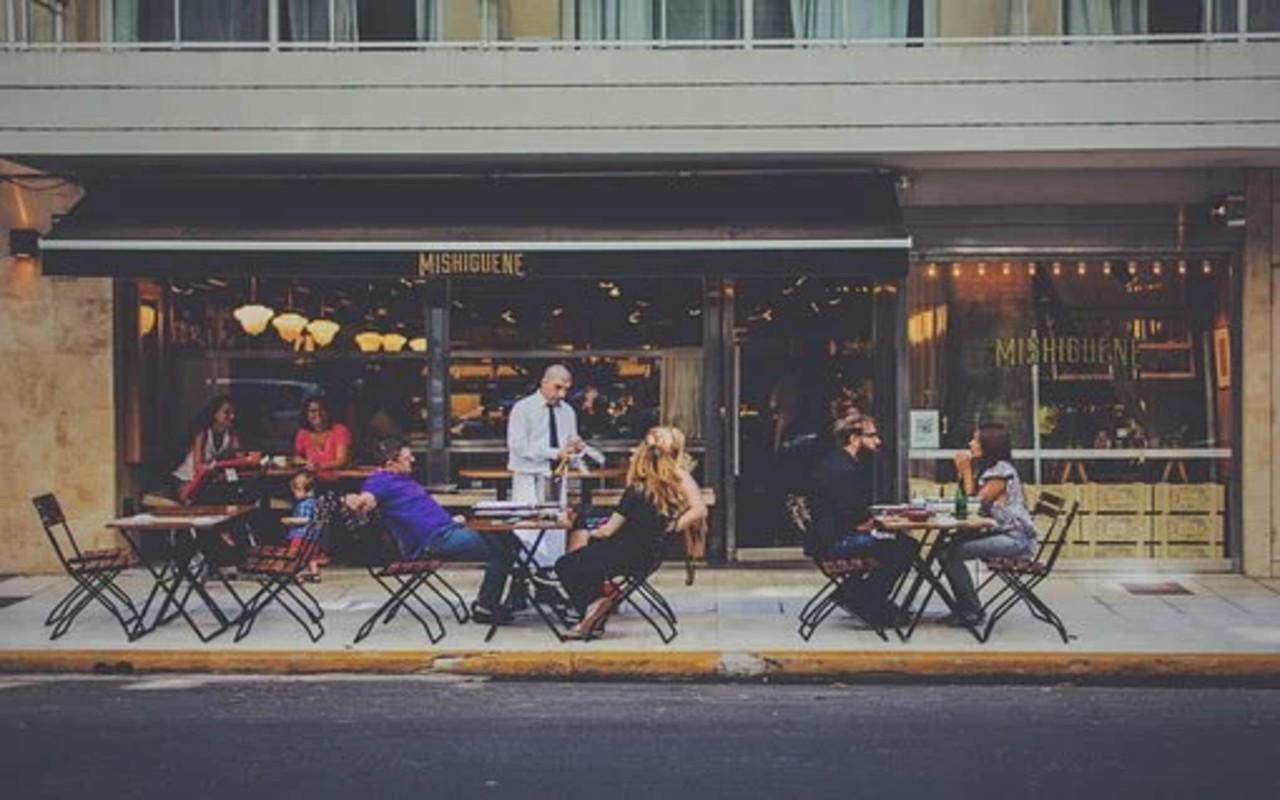 Restaurantes de Nueva York podrán atender clientes en su interior