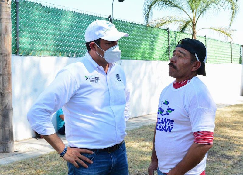 Roberto Cabrera reconoce y apoya a albañiles de San Juan del Río