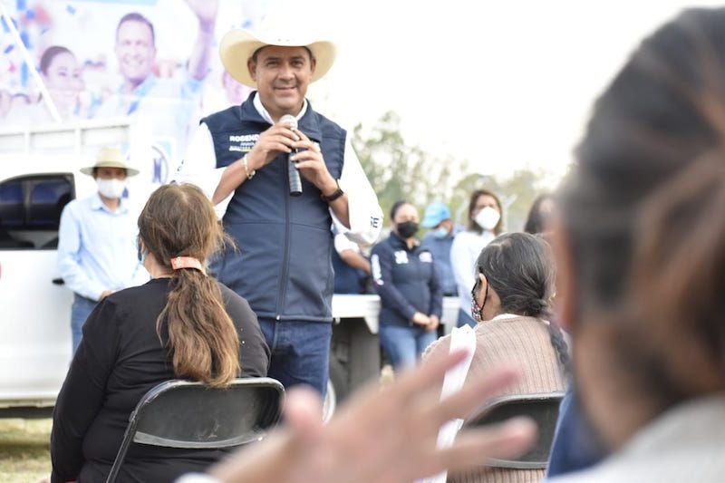 Rosendo Anaya se compromete con la educación en Amealco y San Juan del Río