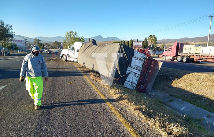 Se accidenta tractocamión en la Morelia-Pátzcuaro